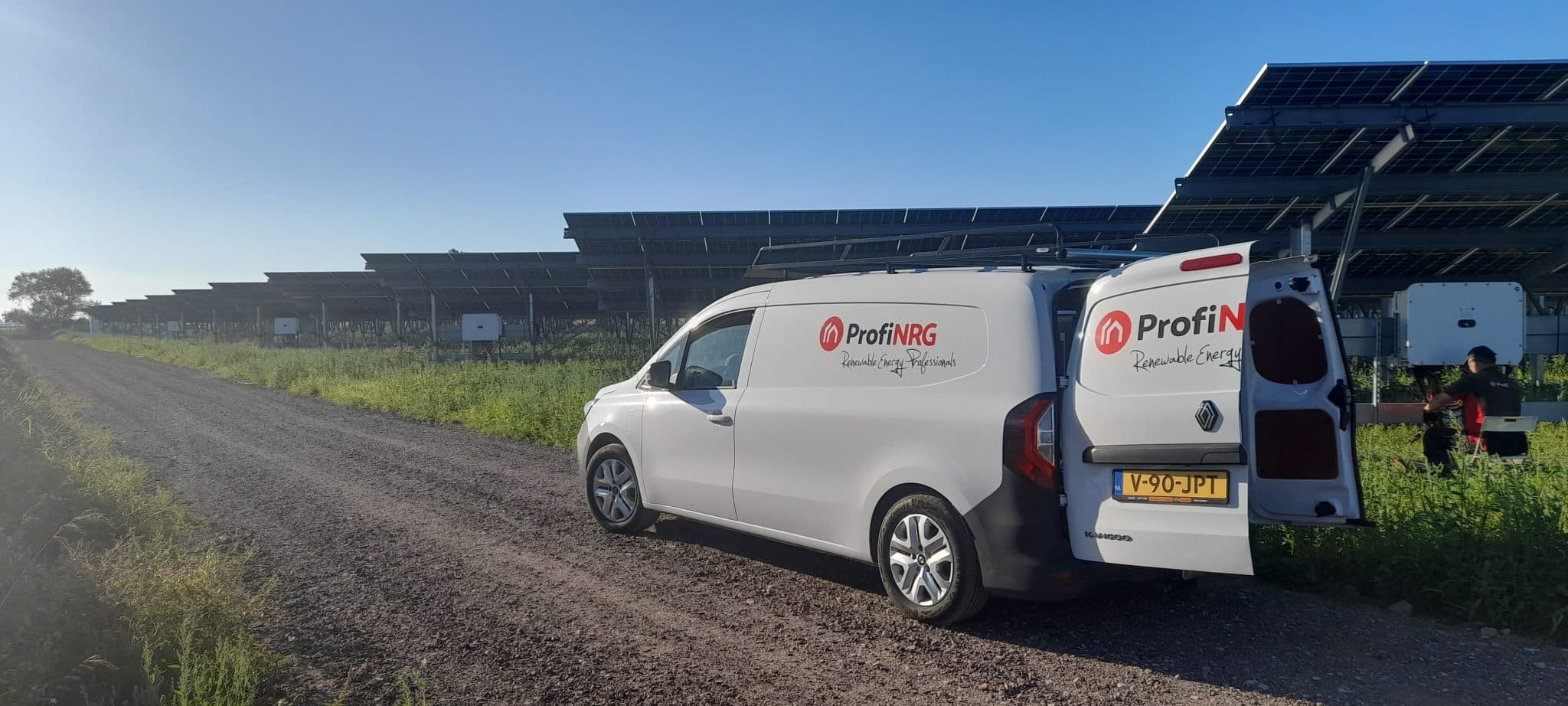 Monteur ProfiNRG aan het werk op zonnepark